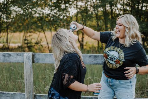 Sister Fall Photoshoot Ideas, Bestie Beer Photoshoot, Beer Best Friend Photoshoot, Best Friend Photoshoot Ideas Funny, Adult Best Friend Photoshoot, Best Friend Photo Shoot Ideas, Bestie Photography, Pumpkinhead Photoshoot, Beer Photoshoot