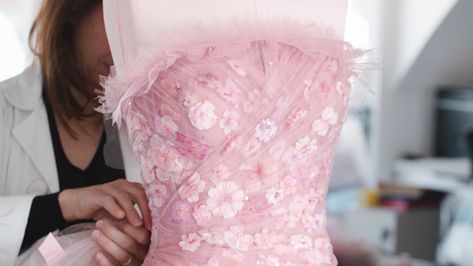 This pink Dior dress is utterly perfect Dior Dresses, Haute Couture Details, Dior Dress, Anime Dress, Couture Details, Fashion Wishlist, Natalie Portman, Miss Dior, Rose Dress