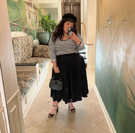 A person wearing a classic French chic outfit with a striped top, black skirt, beret, and stylish accessories, taking a mirror selfie in a beautifully decorated room. Perfect for midsize and plus-size fashion lovers who appreciate timeless elegance and Parisian style. French Chic Style, French Chic Fashion, Mid Size Fashion, Midsize Fashion, Timeless Outfits, French Chic, Black Skirt, Parisian Style, Stylish Accessories