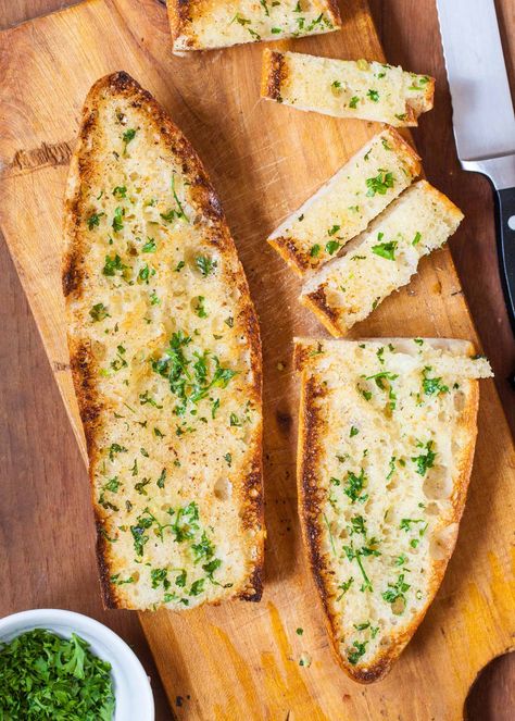 Garlic Bread Recipe Garlic Bread In Oven, French Garlic Bread, Healthy Garlic Bread, Bread In Oven, Oven Garlic, Crisp Bread, Make Garlic Bread, Bread Winners, Herb Bread