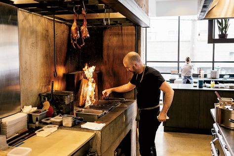 A Smyth Restaurant chef works the hearth Marshmallow Photos, Italian Pizza Oven, Open Flame Cooking, Chicago Restaurants Best, Restaurant Kitchen Design, Wood Fired Cooking, Chicago Magazine, Grill Restaurant, Sous Chef