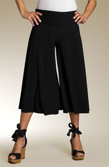 Gaucho pants were a big fashion trend around 2004 trending amongst women from teens to adults. I believe these can be compared to parachute pants in the 1970s. Gaucho Pants 2000s, 2000s Womens Fashion, Yoga Pant Outfits, Goucho Pants, White Yoga Pants, 2000s Fashion Trends, Gaucho Pants, Simple Sewing, Pants Outfit Casual