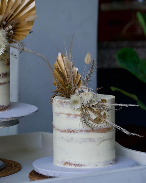 Rustic semi-naked wedding cake with dry flowers & matching trio of in-law gifting cakes. 💒 🤍 . . . . #oombako #oombakooutlet #richardsbay #richardsbaybaker #southafricanbaker #southafricancakes #southafricanweddings #southafricanweddingcakes #rusticwedding #rusticweddingcake #dryflowers #dryflowercake #nakedweddingcake Cake With Dry Flowers, Cake Dried Flowers, Matching Trio, South African Weddings, Rustic Wedding Cake, Dry Flowers, 60th Birthday, Rustic Wedding