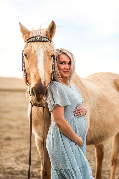 Maternity Photo Shoot Western, Equestrian Maternity Photos, Maternity Session With Horse, Equine Maternity Photography, Cowgirl Maternity Pictures, Maternity Pics With Horses, Maternity Photo With Horse, Horse Pregnancy Photoshoot, Maternity Photo Shoot Ideas Country