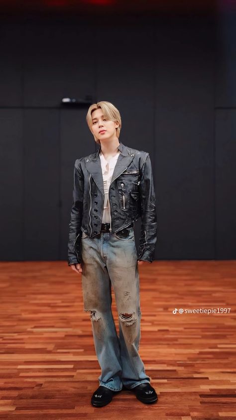 Jimin Full Body Photo, Jimin Outfits, Full Body Photo, Jimin Muse, Fashion Design Patterns, Purple Tulips, Jimin Wallpaper, Jimin Jungkook, Bts Members