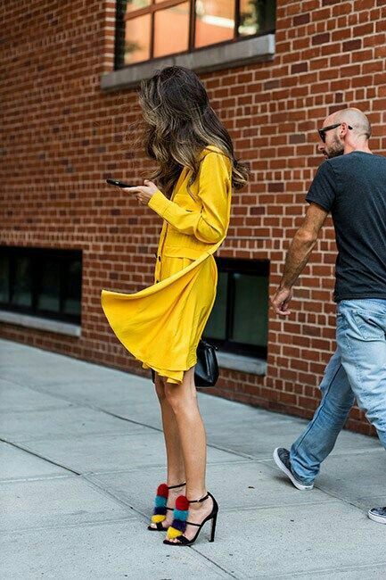 Yellow Outfits, Walking Down The Street, Best Summer Dresses, Nyfw Street Style, Mode Boho, Yellow Outfit, Winter Shirts, Looks Street Style, Street Style Summer