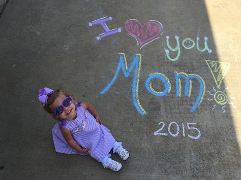 Mother's Day Picture Ideas Photography, Chalk Pictures, Chalk Photos, Diy Mother's Day Crafts, Mother's Day Projects, Mothers Day Pictures, Memory Pictures, Mothers Day Decor, Photography Gifts