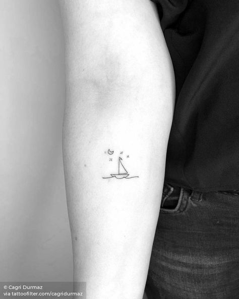 Sailboat tattoo on the inner forearm. Wrist Doodles, Little Boat Tattoo, Sailing Tattoo, Minimal Inspiration, Tattoo Easy, Sailboat Tattoo, Boat Tattoo, Парные Тату, Ship Tattoo