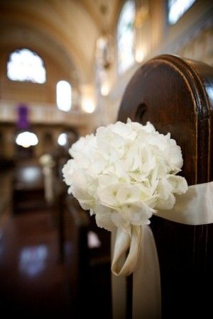 Simple and pretty. White Hyrdrangea Pew With simple bow - really like this ...maybe lace or burlap bow and only need 1 hydrangea each side every second pew! Pew Decorations, Pew Ends, Kirkenes, Church Pew, Church Flowers, Aisle Decor, White Hydrangea, Wedding Aisle, Church Decor