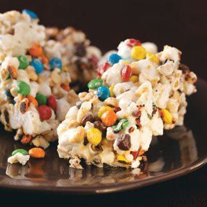 Popcorn Bars Recipe -Forget the hassle of homemade popcorn balls; these bars taste just fabulous without all the fuss! As added bonus, they’re not too sticky, so they're great for little hands. Cathy Tang - Redmond, Washington Gooey Popcorn, Homemade Popcorn Balls, Popcorn Bar Recipes, Nourishing Snacks, Popcorn Ball, Popcorn Treats, Homemade Popcorn, Popcorn Balls, Popcorn Party