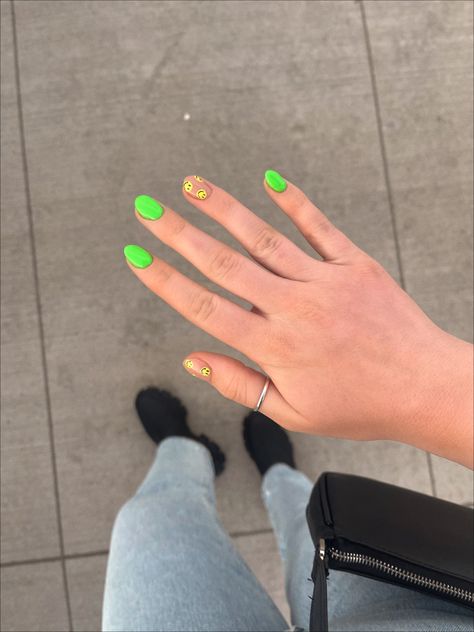 Neon Green Gel Nails Short, Bright Green Gel Nails, Green Smiley Face Nails, Neon Smiley Face Nails, Neon Green Gel Nails, Neon Green Nail Art, Neon Green Nail Ideas, Nails Luminary, Smiley Face Nails