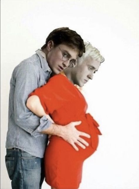 Drarry Mpreg, Draco Malfoy Funny, Harry Potter Curses, Harry Potter Funny Pictures, Glume Harry Potter, Heart Breaks, Funny Harry Potter Jokes, Harry Draco, Gay Harry Potter