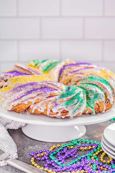 Kings Cake Recipe Traditional, Cinnamon Roll King Cake, Traditional King Cake, Kings Cake, Cake With Cream Cheese Filling, Egg Yolk Recipes, King Cake Recipe, King Cakes, Dreamy Desserts