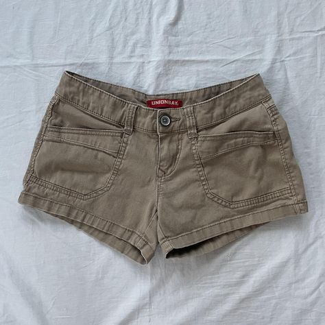 Cybery2k cargo khaki mini shorts. Y2k 2000s grunge... - Depop Mini Cargo Shorts Outfit, Summer Cargo Shorts, Summer Clothes Grunge, Cargo Shorts Aesthetic, Cargo Mini Shorts, Mini Cargo Shorts, Low Rise Cargo Shorts, Y2k Cargo Shorts, Black Y2k Outfits