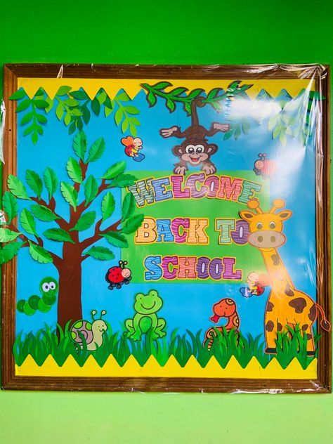 Nursery Display Boards, Jungle Bulletin Boards, Birthday Board Classroom, Alphabet Display, Diy Crafts For School, Jungle Theme Classroom, School Door Decorations, Science Projects For Kids, Preschool Arts And Crafts