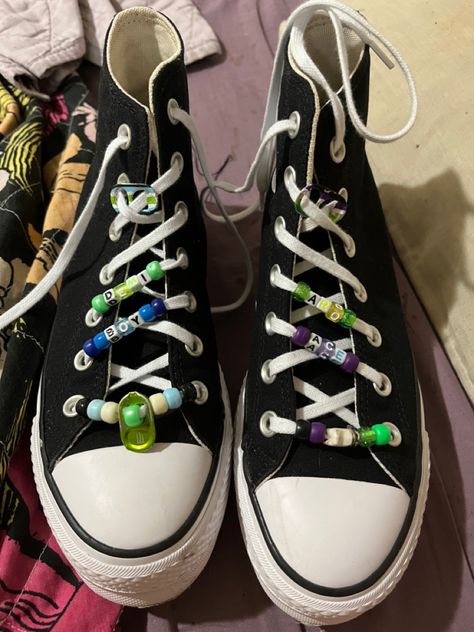 Decorated Converse Beads, Converse Decoration Ideas, Beaded Shoelaces, Sam Aesthetic, Converse Ideas, Sharpie Shoes, Alt Shoes, Converse Design, Pride Shoes