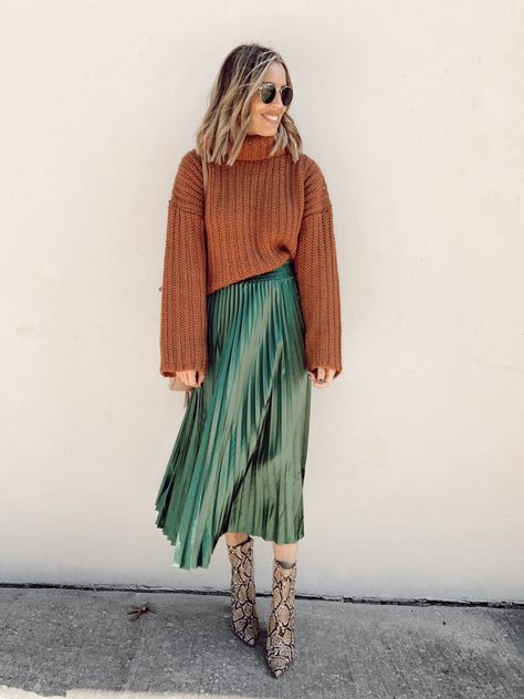 Green Midi Skirt Outfit, Green Pleated Skirt Outfit, How To Wear Turtleneck, Midi Skirt Outfit Winter, Green Skirt Outfits, Skirt Outfit Fall, Army Green Skirt, Green Pleated Skirt, Chunky Turtleneck