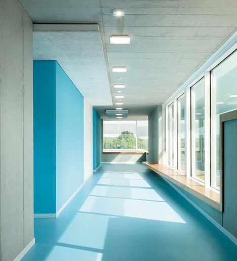 Great use of color blocking in interior paint schemes - Secondary School Ergolding by Behnisch Architekten Interior Paint Schemes, Corridor Design, Interior Design Minimalist, Interior Design News, School Interior, Interior Design School, Pinterest Design, Interior Painting, Dark Interiors