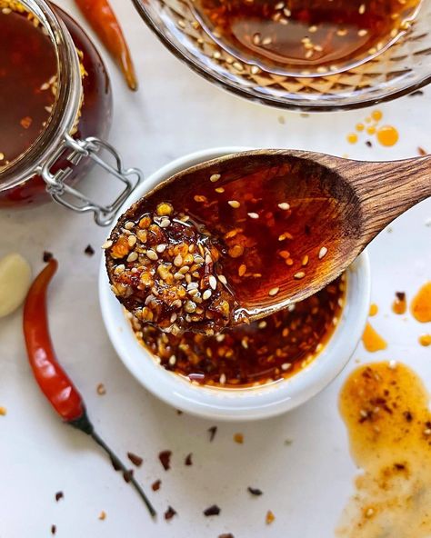 Spicy Garlic Scallion Chili Oil (Homemade) Chili Crisp Oil, Chilli Honey, Crunchy Garlic, Hot Honey Recipe, Chinese Chili, Oil Picture, Chili Oil Recipe, Chili Crisp, Chilli Oil