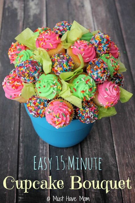 Easy Cupcake Bouquet that you can make in 15 minutes! Best DIY Cupcake Bouquet Idea I've seen. Make a great last minute Birthday gift idea for anyone! Easy Birthday Gifts, Diy Cupcake, Last Minute Birthday Gifts, Fundraiser Ideas, Diy Cupcakes, Easy Birthday, Gateaux Cake, Mom's Birthday, Cupcake Bouquet