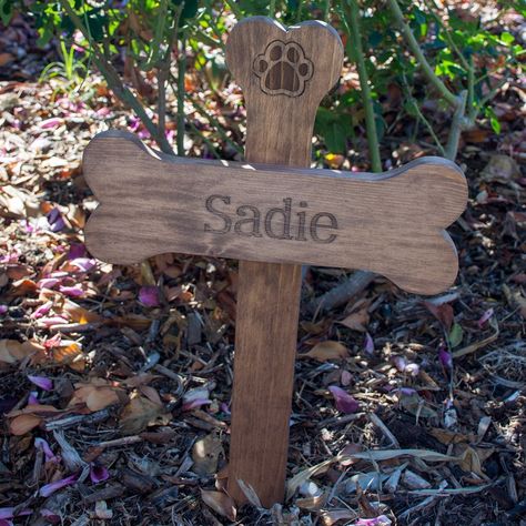 Animal Grave Ideas, Cat Grave Ideas, Dog Memorial Ideas Gardens, Pet Cemetery Ideas, Pet Grave Marker Diy, Pet Grave Ideas, Dog Gravestone, Dog Grave Ideas, Dog Tombstone