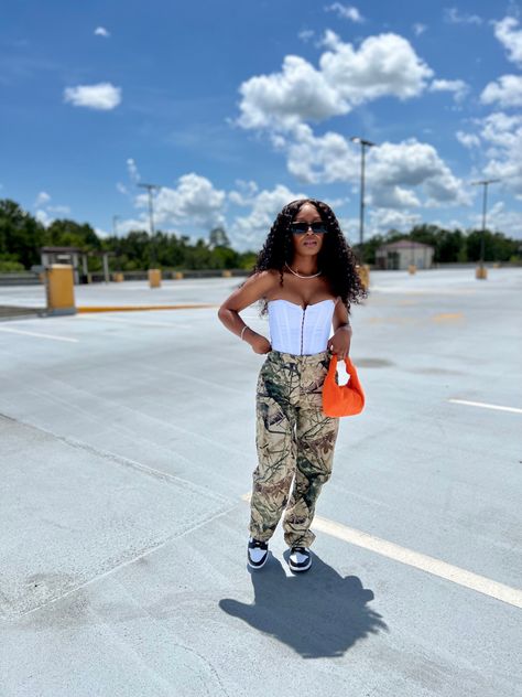 Camo Pants Graphic Tee Outfit, Camouflage Cargo Pants Outfit For Women, Camo Pants And Sneakers Outfit, Summer Concert Outfits Black Women Sneakers, Hunting Camo Pants Outfit, Cargo Army Pants Outfit, Camo Shorts Outfit Black Women, White Camo Pants Outfit, Camo Pants Outfit Black Women