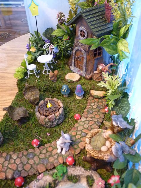 Fairy Garden Fish Tank, Fairy Garden Display Ideas, Outdoor Fairy Garden Diy Landscapes, Fairy Fish Tank, Fish Tank Fairy Garden, Fairy Garden Flower Bed, Large Fairy Garden Ideas, Outdoor Fairy Garden Diy, Fairy Garden Ideas For Kids