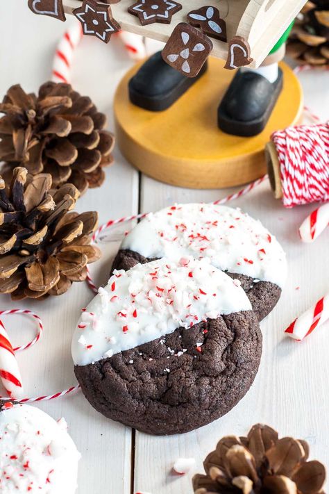 Dark Chocolate Candy Cane Cookies! The classic combination of chocolate and peppermint make these Dark Chocolate Candy Cane Cookies the perfect treat for the holidays! | livforcake.com Chocolate Candy Cane Cookies, Candy Cane Recipe, Dark Chocolate Candy, Best Christmas Cookie Recipe, Delicious Christmas Cookies, Easy Christmas Cookie Recipes, Candy Cane Cookies, Hot Chocolate Cookies, Christmas Cookie Exchange