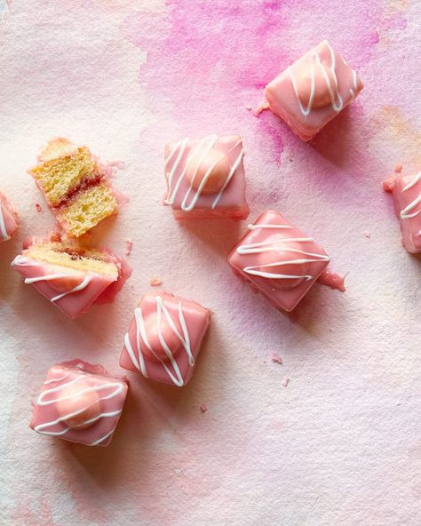 Fondant fancies - delicious. magazine French Fancies, Madeira Cake, Homemade Fondant, Jam Tarts, Fondant Recipe, Afternoon Tea Recipes, Tray Bake Recipes, Bakewell Tart, Pink Food Coloring