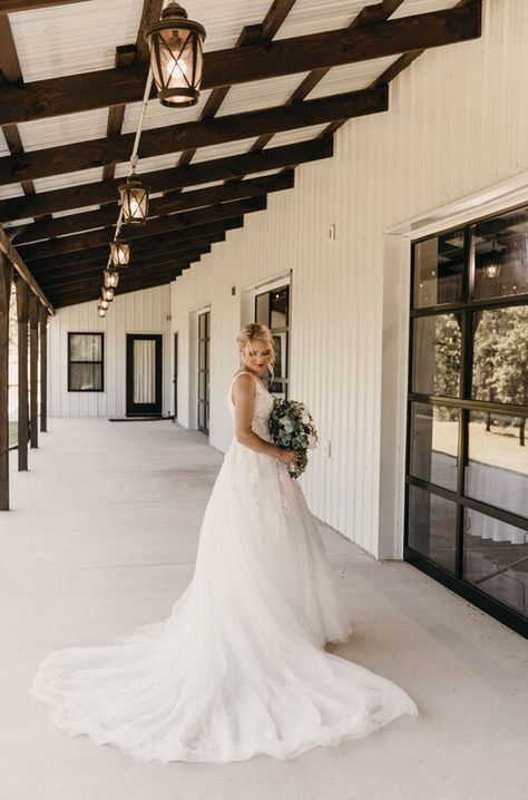 Ranch Style Wedding Venues, Wedding Barndo Venue Ideas, Wedding Venue Bathroom Ideas, Modern Barn Wedding Venue Ideas, Pole Barn Wedding Reception, Wedding Venue Bar, Metal Wedding Venue Building, Barn Wedding Venue Ideas, Party Barn Interior