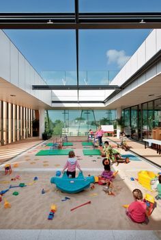 Um patio enorme de areiiiia@ School Interior Design, Kindergarten Architecture, Indoor Play Area, Kindergarten Interior, Preschool Designs, School Building Design, Daycare Design, Kids Cafe, Kindergarten Design