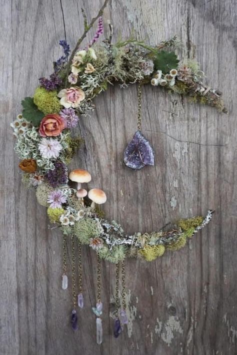 Moon Wreaths, Moon Wreath, Fleurs Diy, Dried Flower Wreaths, Wings Art, Witchy Crafts, Boho Wall Hanging, Witch Decor, 자수 디자인