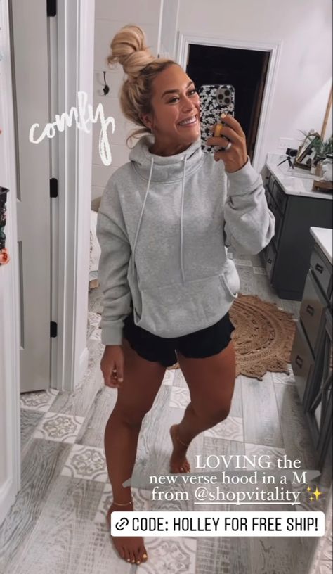 Sporty Mom Outfits Spring, Athletic Mom Outfits, Softball Mom Outfits, Softball Mom Outfit, Summer Athletic Outfits, Holley Gabrielle, Athleisure Outfits Fall, Relaxed Outfits, Fall Outfits 2018