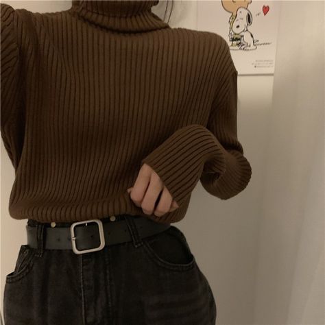 Dark Academia Outfit Sweater, Collared Sweater Outfit Aesthetic, Dark Academia Jumper, Brown Crewneck Outfit Aesthetic, Dark Cozy Outfits, Brown Turtleneck Sweater Outfit, Dark Academia Outfit Jeans, Dark Fall Aesthetic Outfits, Dark Brown Sweater Outfit