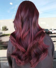 20 Great Hair Ideas for Winter Long Burgundy Hair, Strawberry Red Hair, Winter Hair Color Trends, Vibrant Red Hair, Winter Hair Colors, Bronde Balayage, Hot Hair Colors, Pretty Hair Color, Winter Hair Color