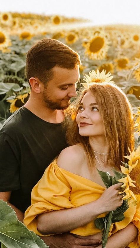 Engagement Photos With Sunflowers, Pictures In A Sunflower Field, Sunflower Poses Picture Ideas Couples, Sunflower Couple Pictures, Sunflower Field Couples Photoshoot, Sunflower Field Engagement Photos, Sunflower Photo Ideas, Sunflower Photography Ideas, Sunflower Couple Photoshoot