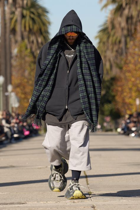 Balenciaga - Pre-Fall 2024 https://www.vogue.com/fashion-shows/pre-fall-2024/balenciaga/slideshow/collection#10 Balenciaga Outfit Men, Balenciaga Outfit Mens, Mens Layering Outfits, Balenciaga Aesthetic, Balenciaga Runway, Fall Street Wear, Balenciaga Outfit, Balenciaga Style, Elite Fashion