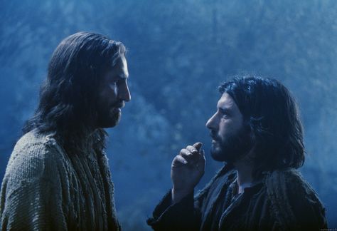 Judas' kiss of the betrayal. Christ Movie, Passion Of Christ Images, Jesus Movie, Bible Photos, Holy Thursday, Jim Caviezel, Bible Pictures, Mel Gibson, Maria B