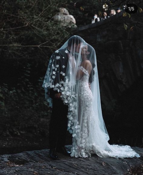 Veil That Covers Face, Wedding Veil Covering Face, Dramatic Veil Wedding, Dramatic Wedding Veil, Black Women Brides, Wedding Outfit Bride And Groom, Avant Garde Wedding, Unique Wedding Veils, Mantilla Veil Wedding