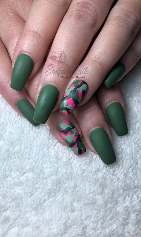 Handpainted nail art army print Nails Army Green And Pink Nails, Nail Art Army, Army Nails Design, Army Nails, Camouflage Nails, Character Nails, Camo Nails, Army Colors, Army Print