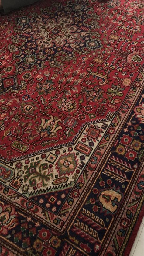 Old Rug Aesthetic, Red Persian Rug Aesthetic, Persian Rug Aesthetic, Persian Wallpaper, Middle Eastern Home Decor, Persian Aesthetic, Persian Rug Bedroom, Persian Rug Red, Persian Rug Living Room