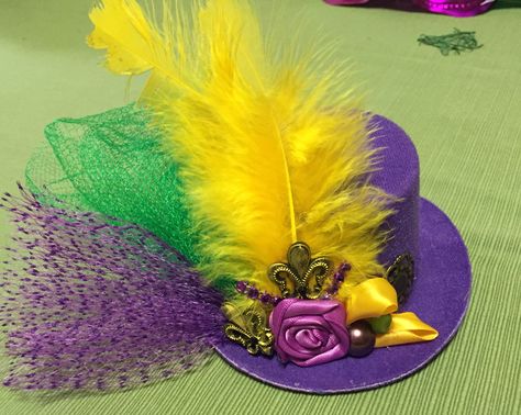 Mardi Gras Mini-Top Hat Mardi Gras Hats Diy, Mardi Gras Gnome, Mardi Gras Hat, Mardi Gras Diy, Mardi Gras Party Decorations, Mardi Gras Hats, Mardi Gras Wedding, Mardi Gras Centerpieces, Mardi Gras Crafts