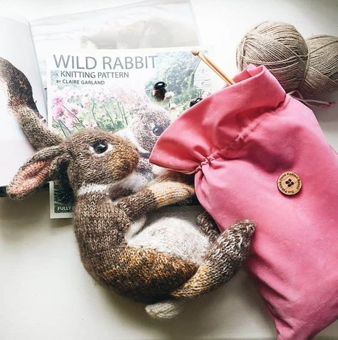 How to knit a bunny rabbit - free pattern & tutorial - From Britain with Love Claire Garland, Rabbit Knitting Pattern, Knitted Bunnies, Bunny Knitting Pattern, Animal Knitting Patterns, Knitting Patterns Toys, Bunny Face, Knitted Animals, How To Knit