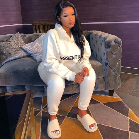 Hoodie Oufit, Liyah Mai, Girls Winter Fashion, Essentials Fear Of God, Uk Style, Fall Streetwear, Classy Winter Outfits, Fits Aesthetic, Sneakers Fashion Outfits