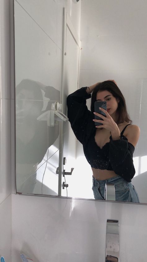 Mirror pic Girl Mirror Sefile, Girl Mirror Sefile Aesthetic, Bathroom Mirror Pics, Ig Selfie, Yk2 Outfits, Pretty Mirror, Poses Mirror, Oily Skin Face, Mind Art