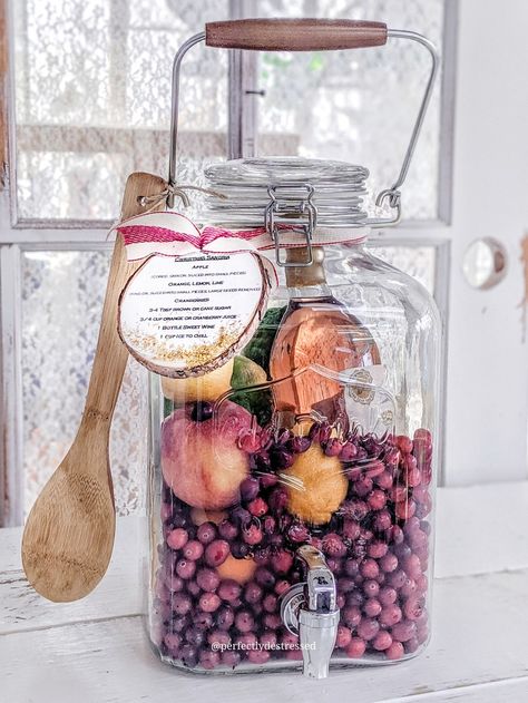 Sangria Kit In A Jar, Sangria Gift Basket Ideas, Gift Basket Diy, Homemade Sangria, How To Make Sangria, Christmas Sangria, Basket Diy, Gift Jar, Red Sangria