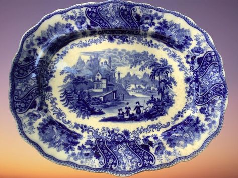 Flow Blue Non Parnell Serving Dish. made in Engladle. Middleport. potterr Blue Place Settings, Antique Blue Willow, Antique Blue, Blue And White China, Flow Blue, White China, Blue Willow, Blue Plates, Place Settings