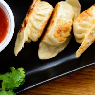 Cheesecake Factory Potstickers, Potsticker Appetizer, Chicken Pot Stickers Recipe, Potsticker Recipes, Trader Joe’s Potsticker Soup, Chicken Pot Stickers, Cooking Potstickers From Frozen, Cheesecake Factory Chicken, Snacks Savory