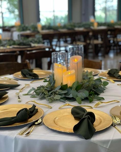 Touch Of Elegance on Instagram: "Keeping it simple but yet so elegant 🥰 loving my greens ❤️ emerald green so popular 🙌#emeraldgreenwedding #wedding #bestdayever❤️" Forest Quince, Gold Table Centerpieces, Fall Wedding Tablescapes, Round Table Centerpieces, Green Quinceanera Theme, Wedding Plate Setting, Green Wedding Centerpieces, Emerald Green Wedding Theme, Quince Decor