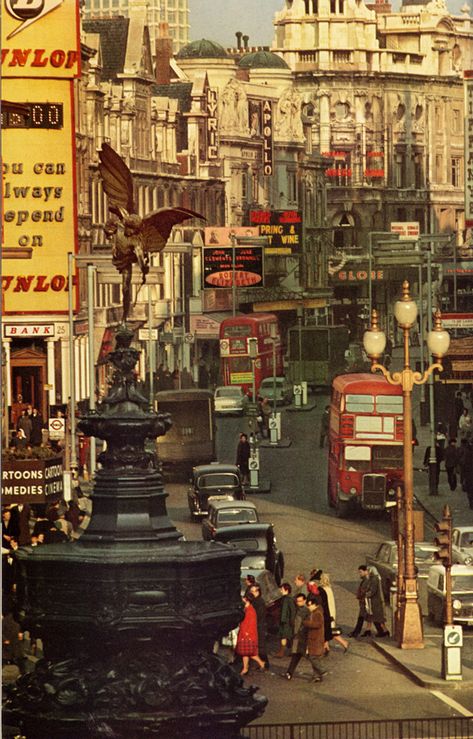 London_3a_Matou_en_Peluche 1960s London, Swinging London, Foto Gif, London History, Piccadilly Circus, People Walking, London Transport, London Bus, London Town